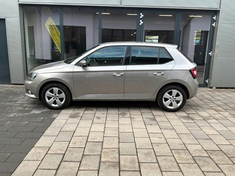 Cappuccinobeige metallic (metallic) Gebraucht 2018 Skoda Fabia Style Kleinwagen | 10.950 € (Guter Preis) - Bild 1/4