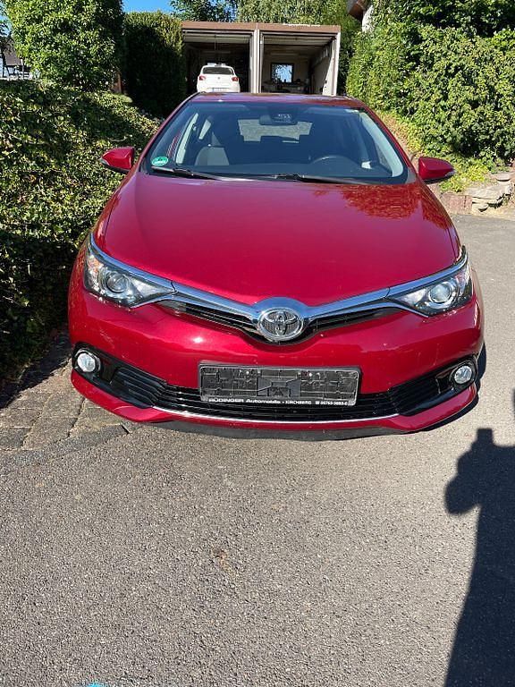 Rot Gebraucht 2017 Toyota Auris Edition-S Limousine | 11.500 € (Fairer Preis) - Bild 1/4