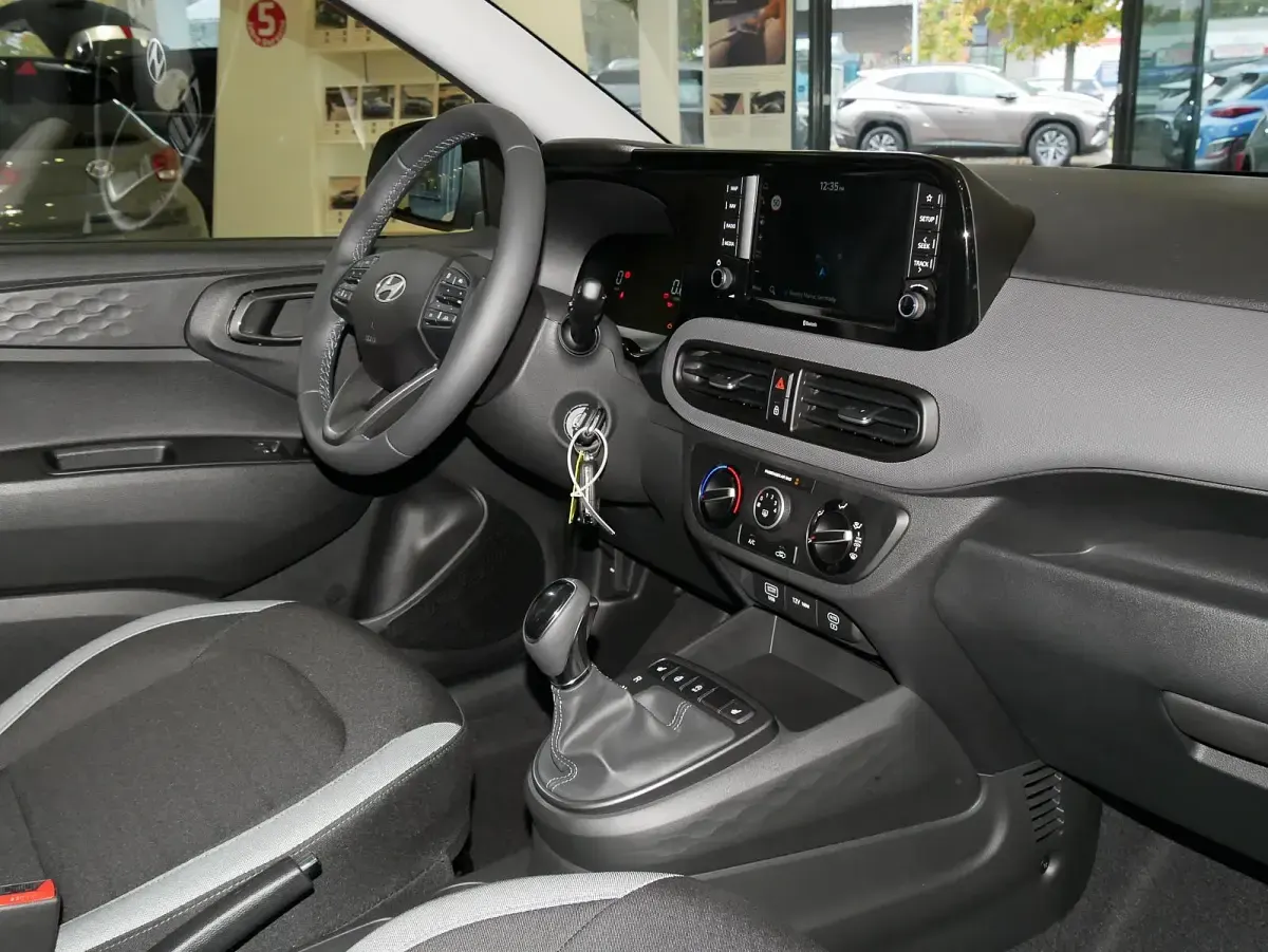 Gebraucht Hyundai i10 Trend 63 PS (46 kW) 2024 Atlas white / sol Kleinwagen