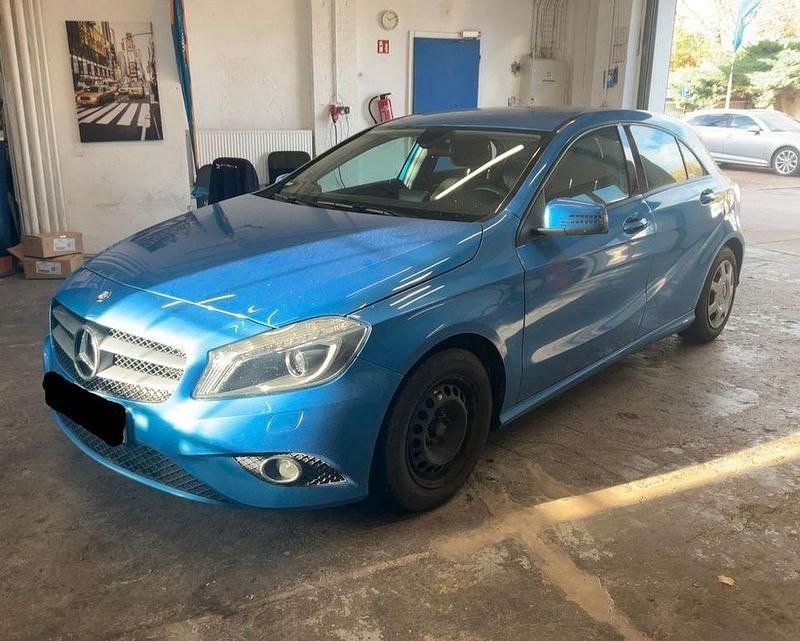 Blau Gebraucht 2013 Mercedes A180 Limousine | 4.500 € - Bild 1/4