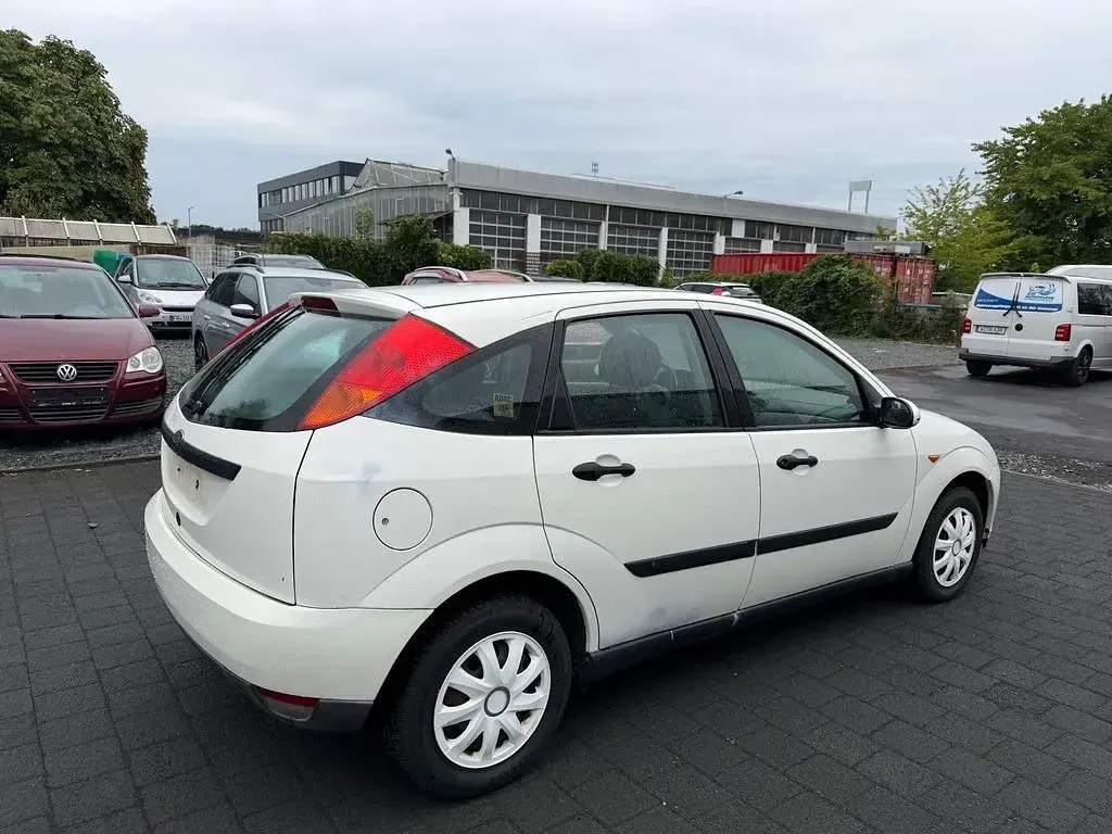 Gebraucht Ford Focus Trend 101 PS (74 kW) 2001 Weiß Limousine
