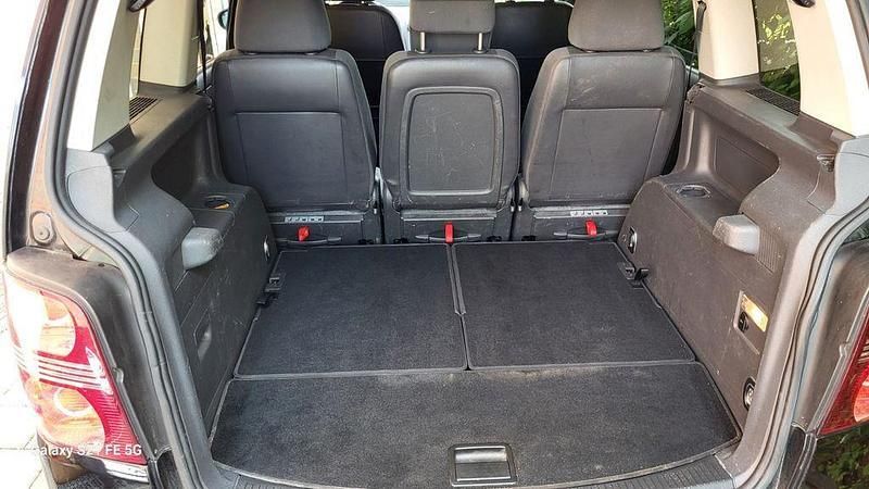 Schwarz Gebraucht 2010 VW Touran Highline Van / Kleinbus | 5.900 € (Fairer Preis) - Bild 1/4