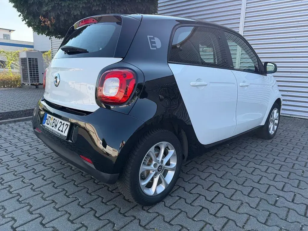 Gebraucht Smart ForFour Electric Drive 60 kW (82 PS) 2018 Weiß Limousine