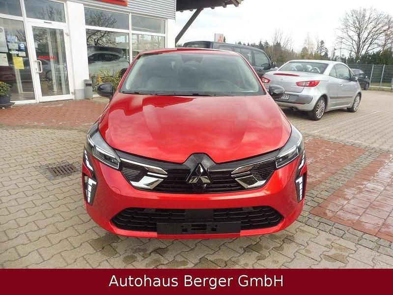 Neu Mitsubishi Colt Plus 91 PS (66 kW) 2025 Rot Limousine