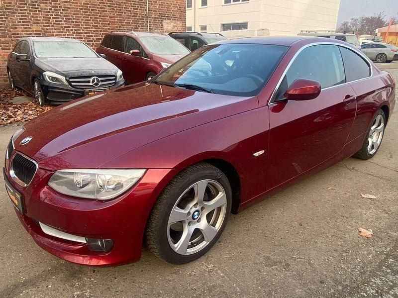 Rot Gebraucht 2012 BMW 320 Comfort Edition Coupé | 9.990 € (Fairer Preis) - Bild 1/4