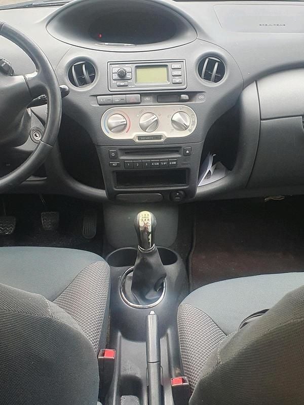 Gebraucht Toyota Yaris 87 PS (63 kW) 2004 Silber Kleinwagen