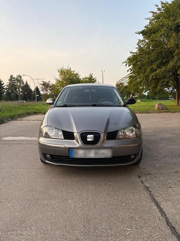 Grau Gebraucht 2002 Seat Ibiza Kleinwagen | 1.200 € (Fairer Preis) - Bild 1/4