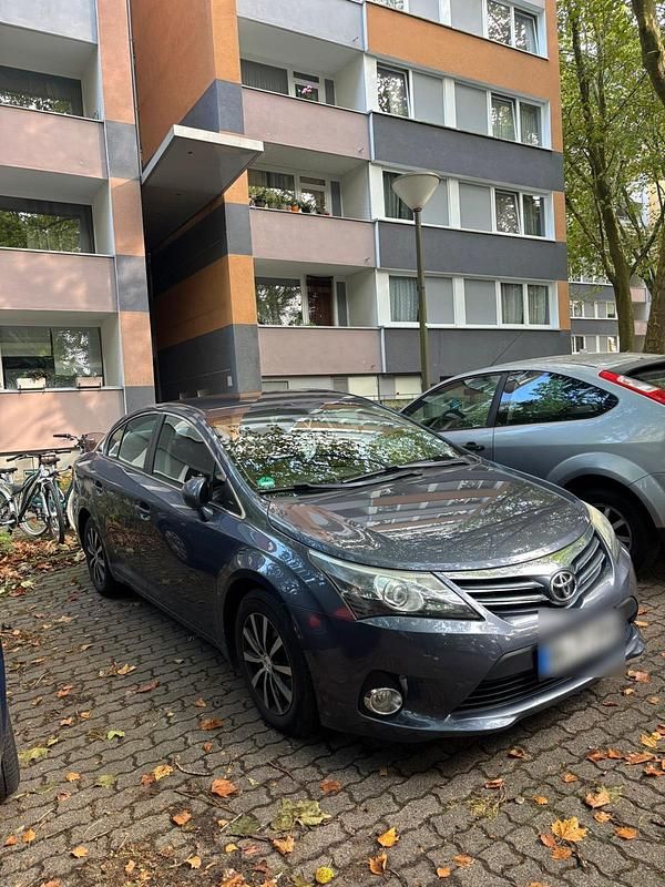 Grau Gebraucht 2012 Toyota Avensis Limousine | 8.499 € - Bild 1/4