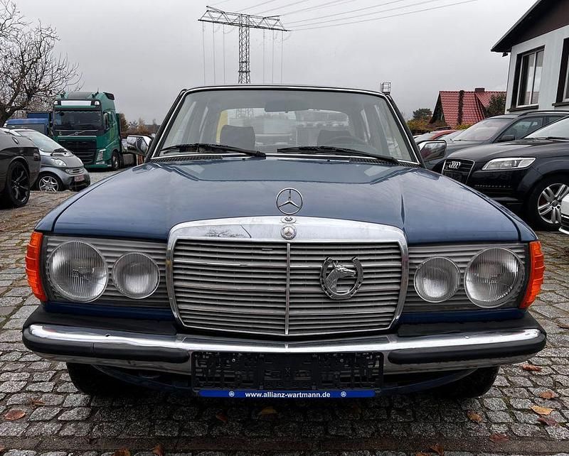 Gebraucht Mercedes E230 136 PS (100 kW) 1981 Blau Limousine