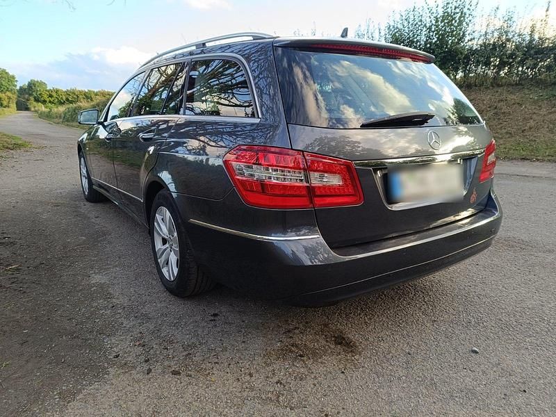 Gebraucht Mercedes E220 Elegance 170 PS (125 kW) 2011 Grau Kombi