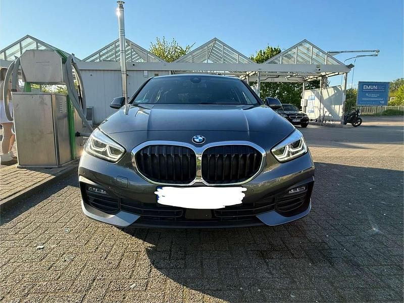 Grau Gebraucht 2021 BMW 118 Kleinwagen | 19.900 € (Guter Preis) - Bild 1/4