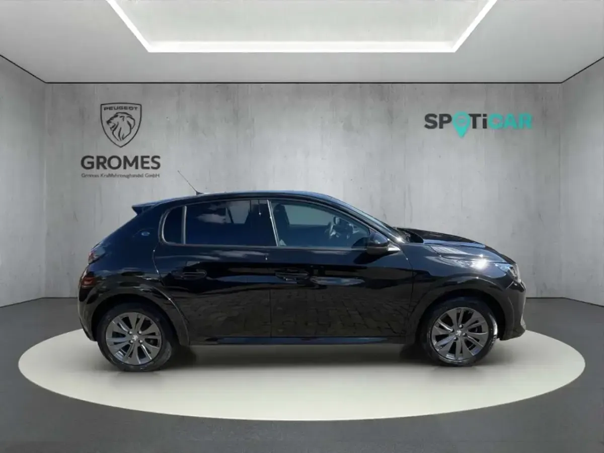 Gebraucht Peugeot e-208 Allure 100 kW (136 PS) 2023 Perla nera Kleinwagen