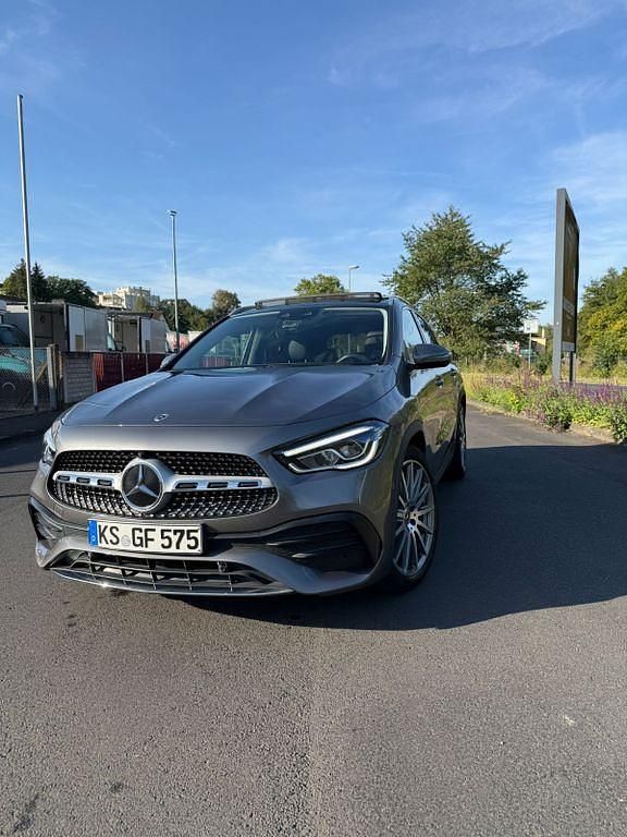 Grau Gebraucht 2021 Mercedes GLA200 SUV | 29.500 € (Guter Preis) - Bild 1/4