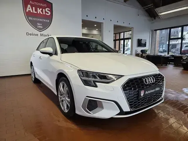 Gebraucht Audi A3 Design 116 PS (85 kW) 2023 Ibis white Limousine