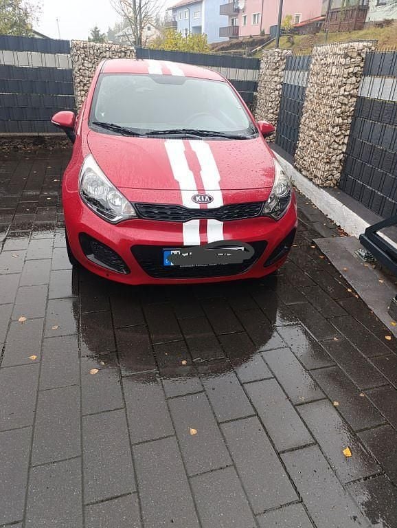 Rot Gebraucht 2012 Kia Rio DREAM-TEAM Edition Limousine | 2.650 € (Superpreis) - Bild 1/4