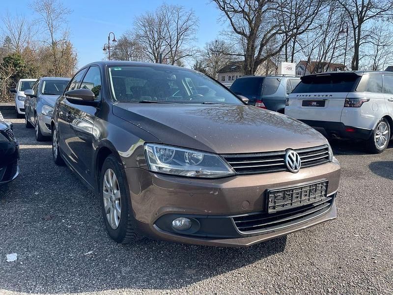 Gebraucht VW Jetta Comfortline 105 PS (77 kW) 2011 Braun Limousine
