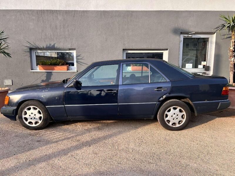 Gebraucht Mercedes E200 75 PS (55 kW) 1990 Blau Limousine