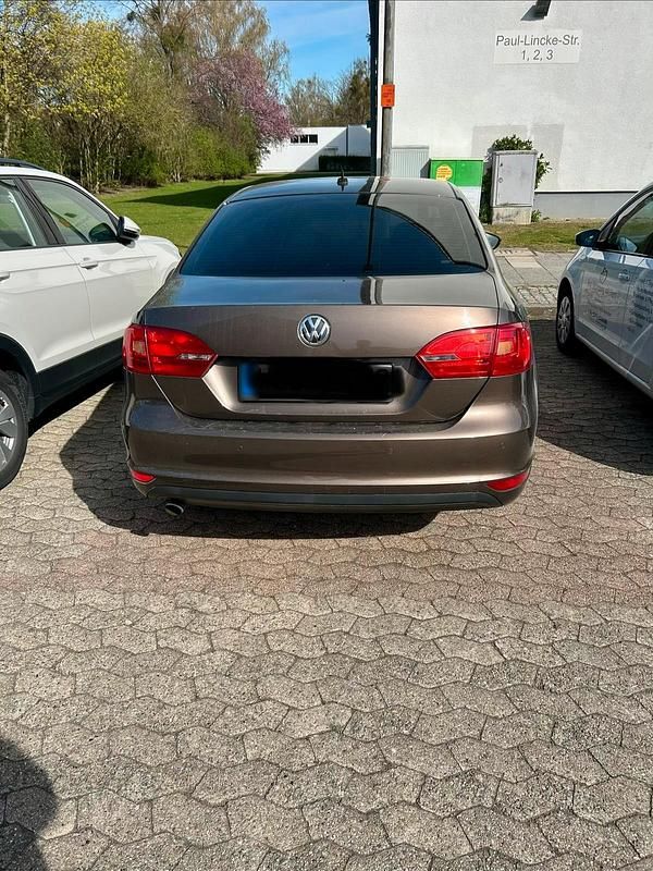 Gebraucht VW Jetta 105 PS (77 kW) 2012 Braun Limousine