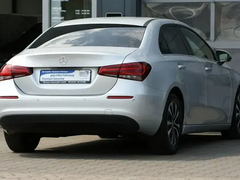 Gebraucht Mercedes A180 Style 116 PS (85 kW) 2020 Iridiumsilber metallic Limousine