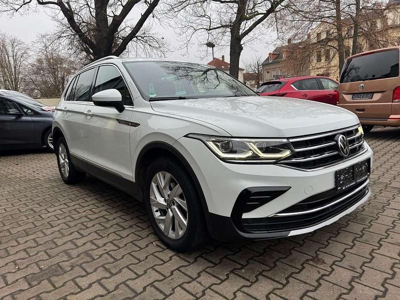 Weiß Gebraucht 2022 VW Tiguan Elegance SUV | 28.460 € (Etwas zu teuer) - Bild 1/4