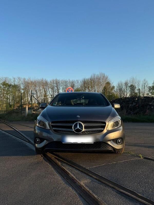 Grau Gebraucht 2013 Mercedes A180 Urban Limousine | 12.590 € (Fairer Preis) - Bild 1/4