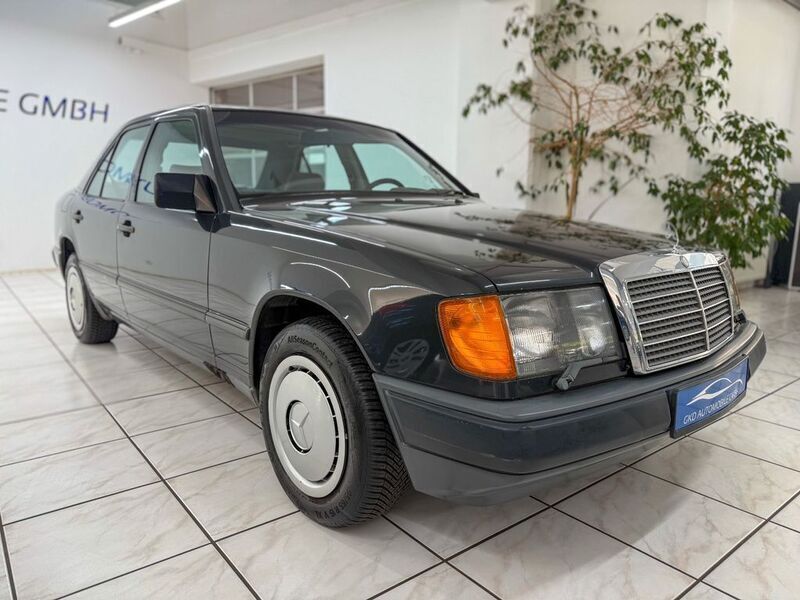 Gebraucht Mercedes E230 136 PS (100 kW) 1988 Schwarz Limousine