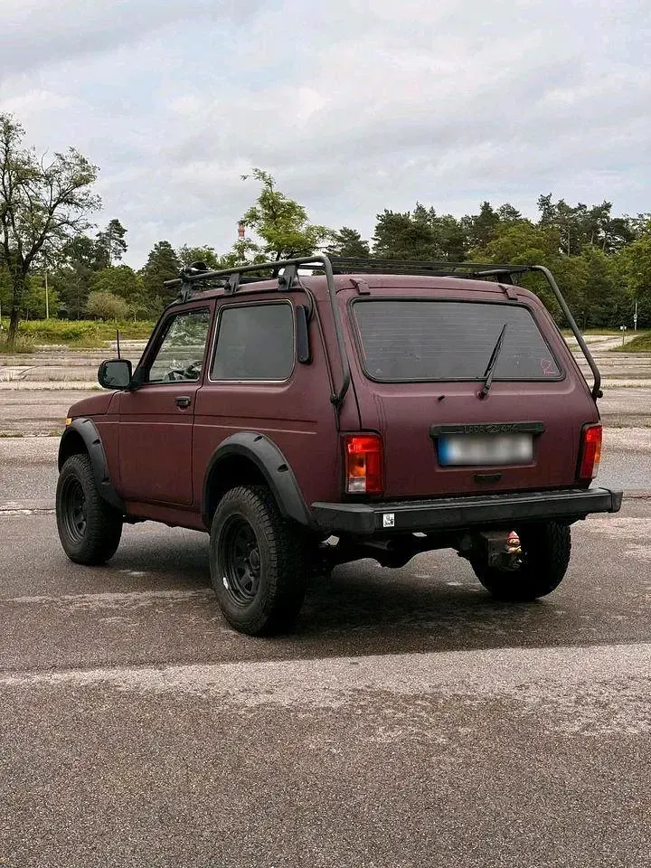 Gebraucht Lada niva 83 PS (61 kW) 2010 Rot SUV