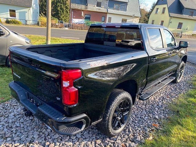 Neu Chevrolet Silverado LT 419 PS (308 kW) 2025 Schwarz SUV