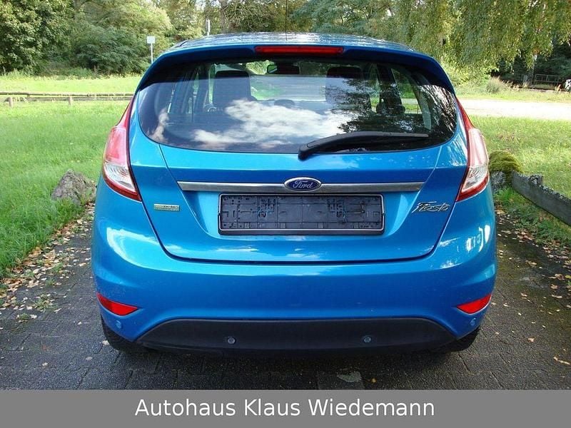 Gebraucht Ford Fiesta Titanium 125 PS (91 kW) 2013 Blau Kleinwagen