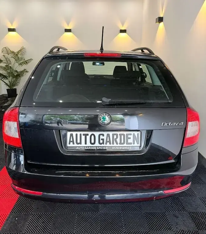 Gebraucht Skoda Octavia Active 105 PS (77 kW) 2012 Schwarzmagic perleffekt Kombi