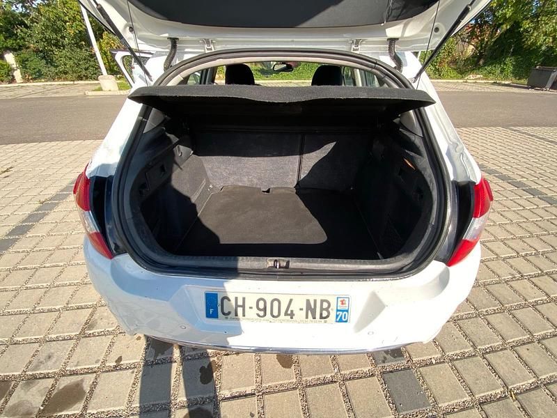 Weiß Gebraucht 2012 Citroën C4 Limousine | 2.600 € (Guter Preis) - Bild 1/4