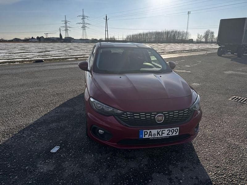 Gebraucht Fiat Tipo Easy 95 PS (69 kW) 2017 Rot Limousine