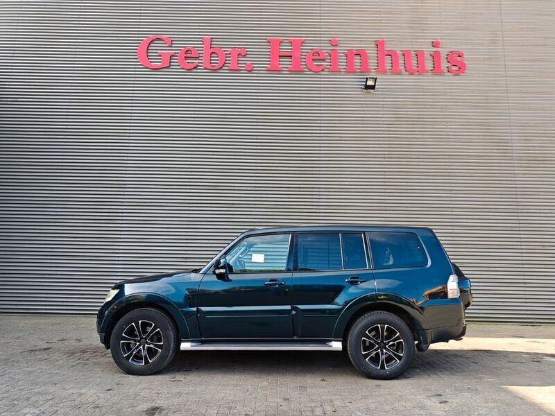 Grün Gebraucht 2011 Mitsubishi Pajero Intense SUV | 24.200 € (Teuer) - Bild 1/4
