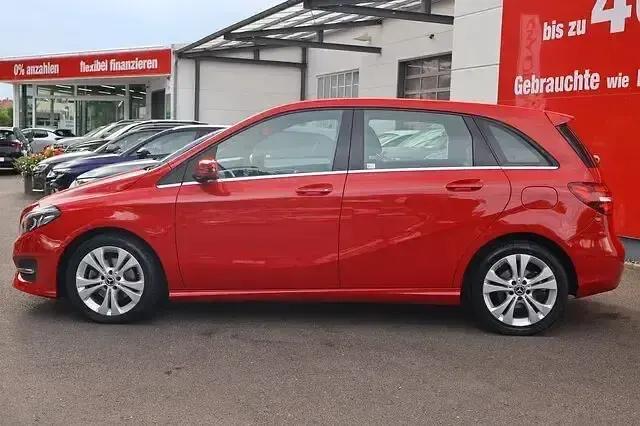 Gebraucht Mercedes B200 Urban 156 PS (114 kW) 2017 Rot Kleinwagen