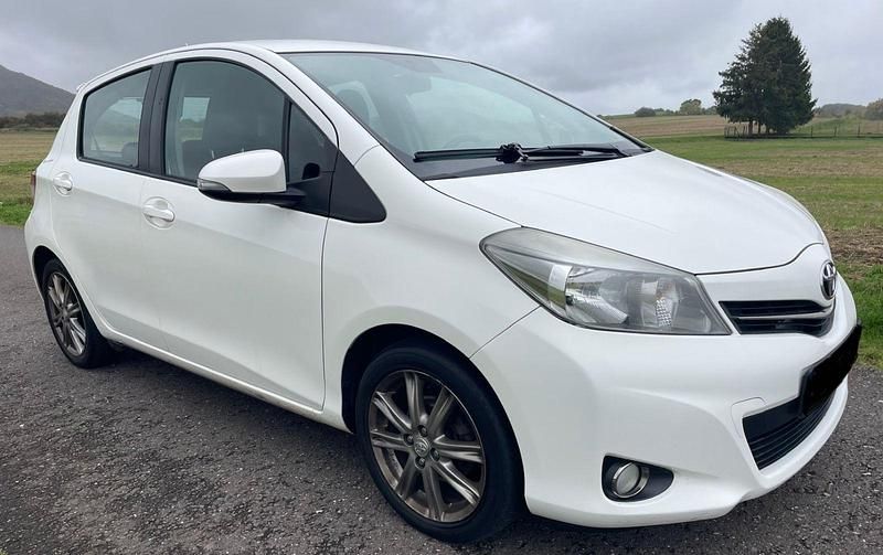 Weiß Gebraucht 2012 Toyota Yaris Life Kleinwagen | 3.700 € (Guter Preis) - Bild 1/4