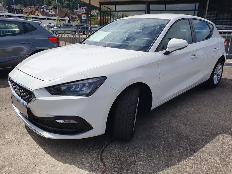 Weiß Gebraucht 2021 Seat Leon Style Limousine | 16.200 € (Fairer Preis) - Bild 1/4