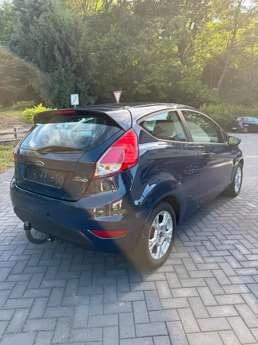 Gebraucht Ford Fiesta Trend 80 PS (58 kW) 2014 Blau Kleinwagen