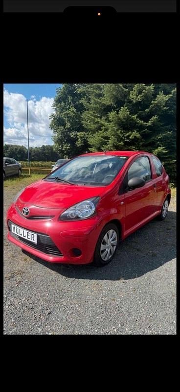 Gebraucht Toyota Aygo Basis 68 PS (50 kW) 2014 Rot Kleinwagen