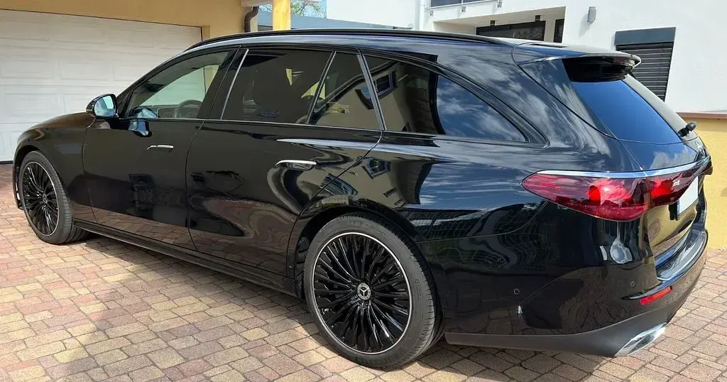 Gebraucht Mercedes E450 AMG Line Premium 367 PS (269 kW) 2025 Schwarz Limousine