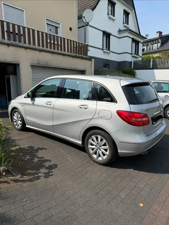 Gebraucht Mercedes B180 AMG Edition 1 122 PS (89 kW) 2012 Silber Van / Kleinbus