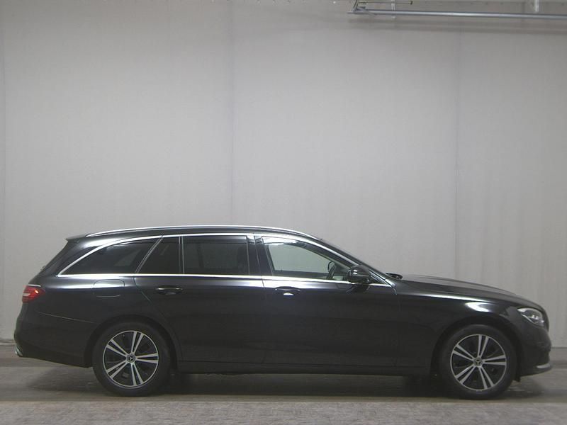 Schwarz Gebraucht 2021 Mercedes E300 Avantgarde Limousine | 25.980 € (Superpreis) - Bild 1/4