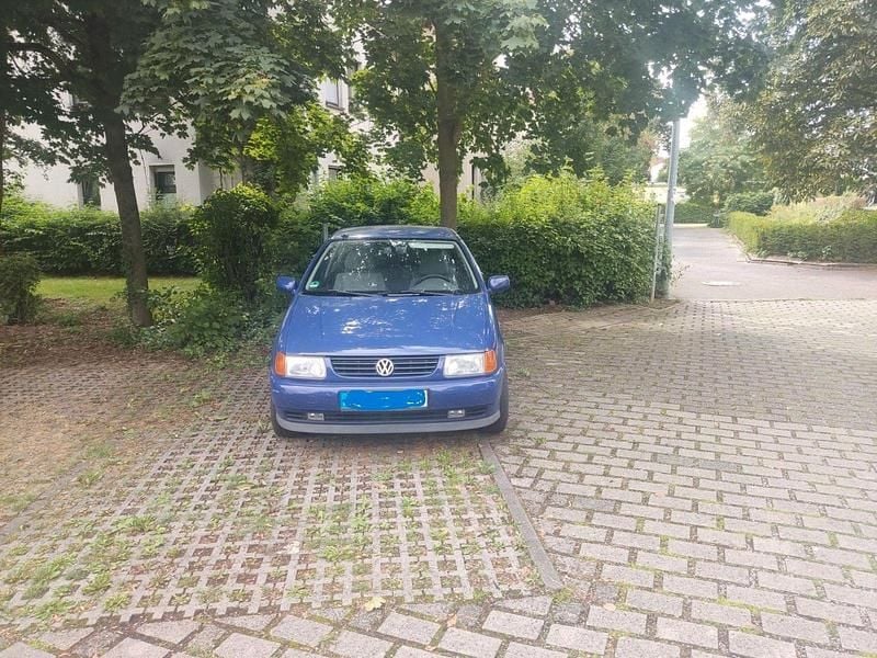 Blau Gebraucht 1998 VW Polo Limousine | 500 € (Superpreis) - Bild 1/4