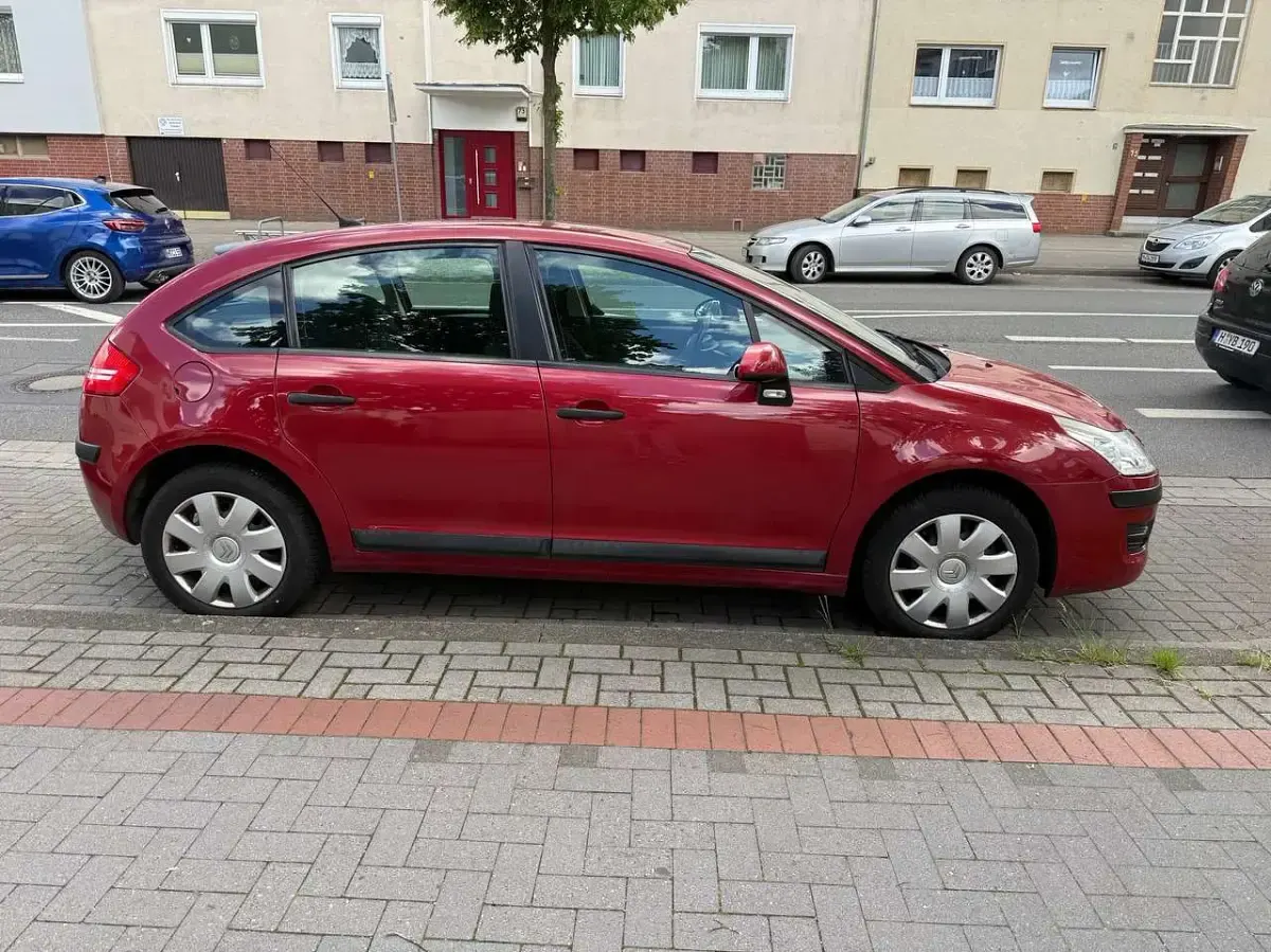 Gebraucht Citroën C4 Advance 90 PS (66 kW) 2009 Rot Limousine