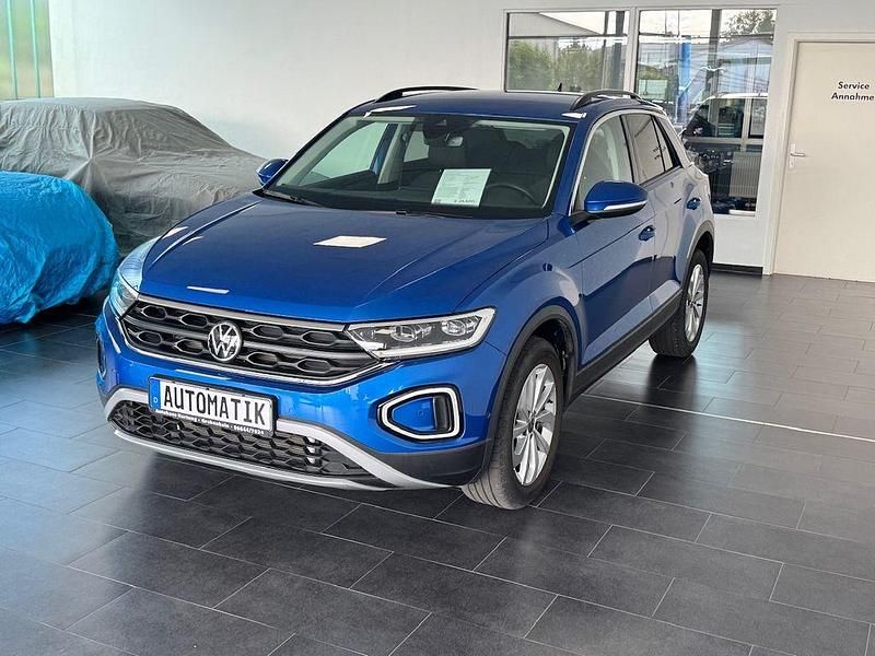 Ravennablau Gebraucht 2024 VW T-Roc Life SUV | 25.800 € (Superpreis) - Bild 1/4