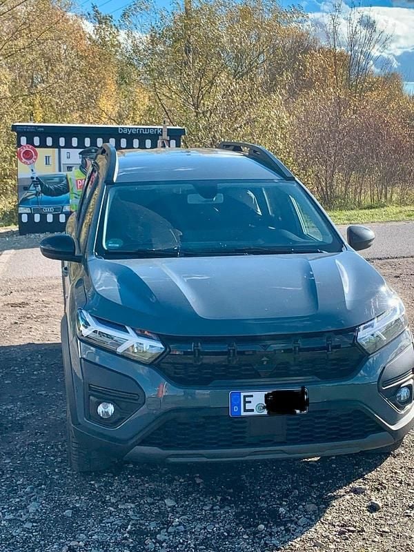 Grau Gebraucht 2023 Dacia Jogger Van / Kleinbus | 25.000 € (Etwas zu teuer) - Bild 1/4