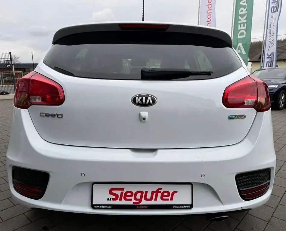 Gebraucht Kia Ceed DREAM-TEAM Edition 135 PS (99 kW) 2015 Weiß Kleinwagen
