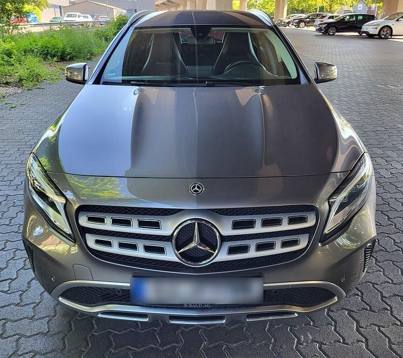 Grau Gebraucht 2017 Mercedes GLA200 Urban SUV | 19.000 € (Fairer Preis) - Bild 1/4