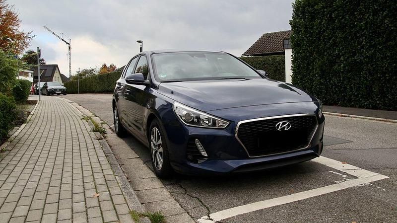 Blau Gebraucht 2017 Hyundai i30 Style Limousine | 15.500 € (Guter Preis) - Bild 1/4