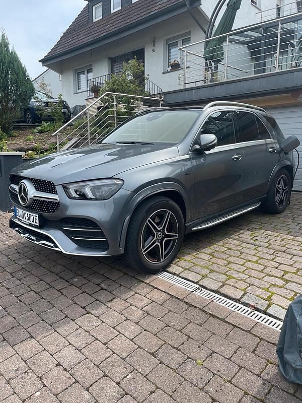 Grau Gebraucht 2020 Mercedes GLE350e AMG SUV | 64.500 € (Teuer) - Bild 1/4