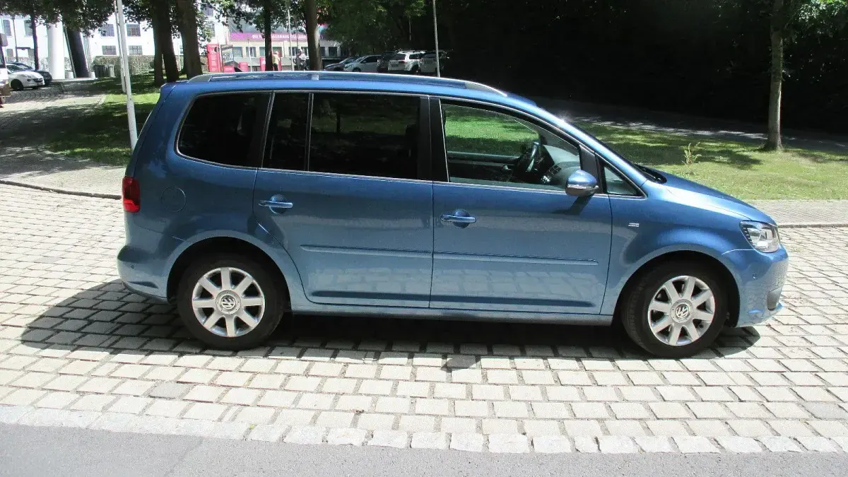 Gebraucht VW Touran Cup 140 PS (102 kW) 2014 Blau Van / Kleinbus